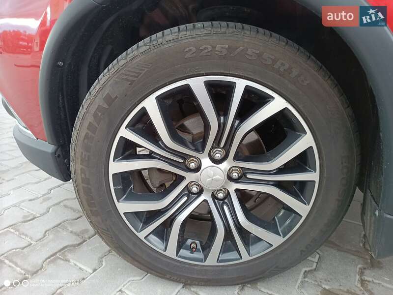 Внедорожник / Кроссовер Mitsubishi Outlander 2016 в Киеве