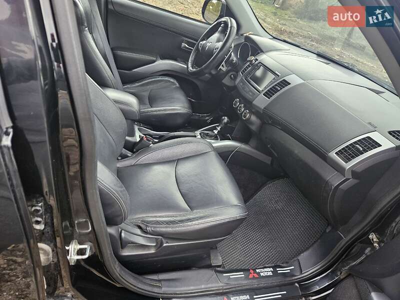 Внедорожник / Кроссовер Mitsubishi Outlander 2010 в Нововолынске