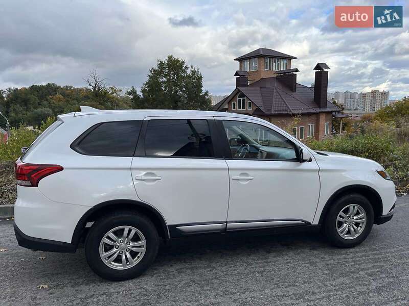 Позашляховик / Кросовер Mitsubishi Outlander 2019 в Києві