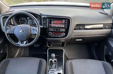 Внедорожник / Кроссовер Mitsubishi Outlander 2019 в 