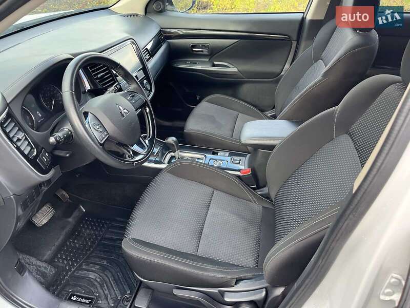 Позашляховик / Кросовер Mitsubishi Outlander 2019 в Києві