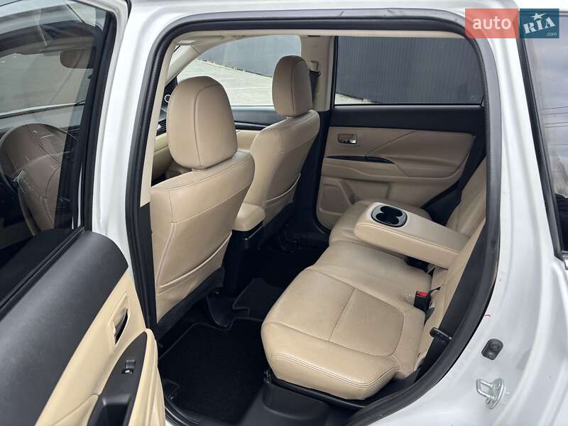 Внедорожник / Кроссовер Mitsubishi Outlander 2016 в Черкассах