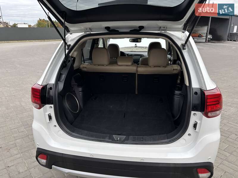 Внедорожник / Кроссовер Mitsubishi Outlander 2016 в Черкассах