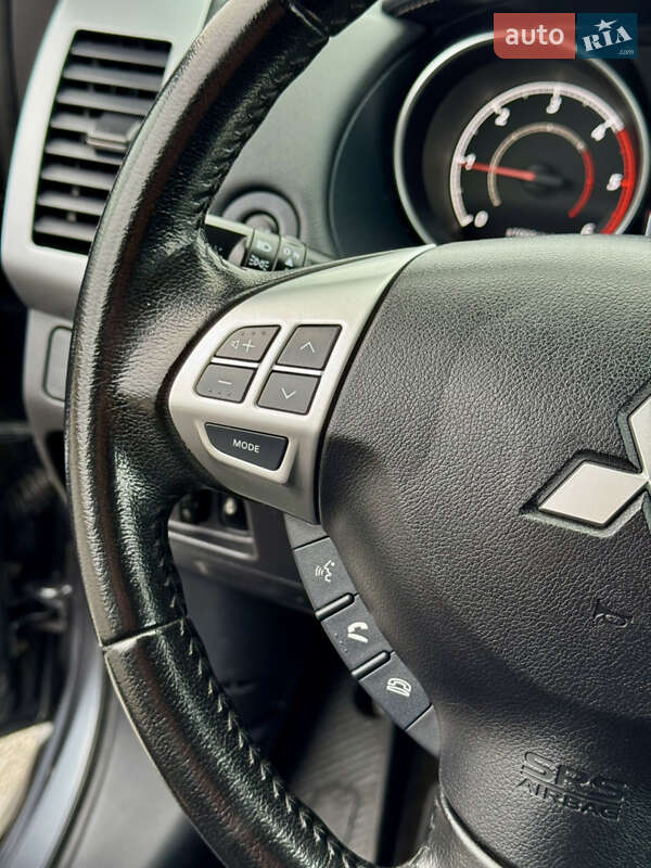 Внедорожник / Кроссовер Mitsubishi Outlander 2012 в Полтаве