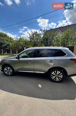 Позашляховик / Кросовер Mitsubishi Outlander 2020 в 