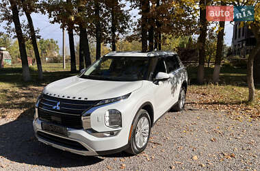 Внедорожник / Кроссовер Mitsubishi Outlander 2022 в 