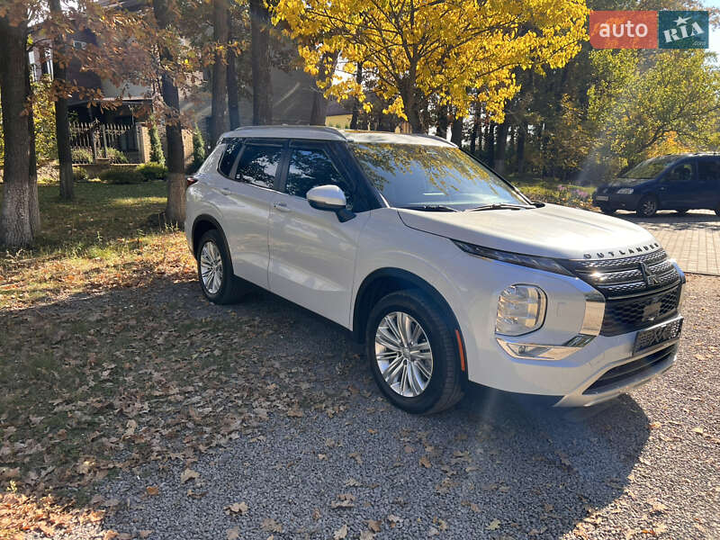 Позашляховик / Кросовер Mitsubishi Outlander 2022 в Умані