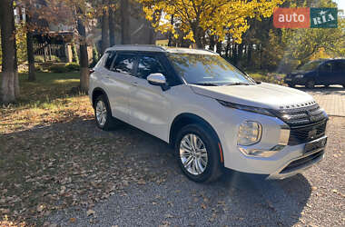 Внедорожник / Кроссовер Mitsubishi Outlander 2022 в 