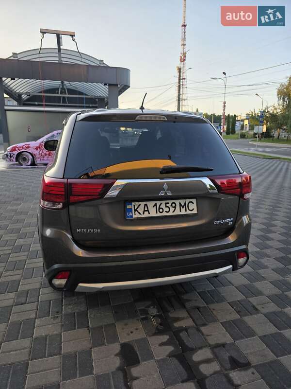 Внедорожник / Кроссовер Mitsubishi Outlander 2015 в Хмельницком
