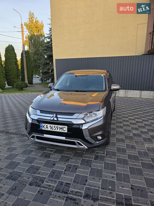 Внедорожник / Кроссовер Mitsubishi Outlander 2015 в Хмельницком