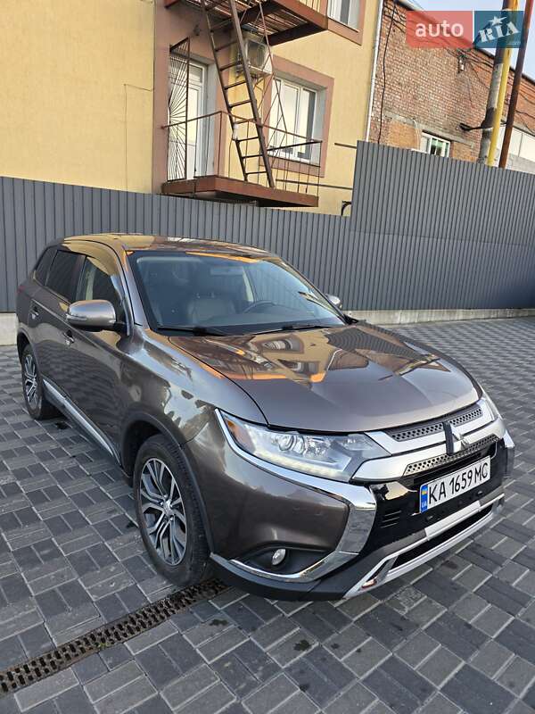 Внедорожник / Кроссовер Mitsubishi Outlander 2015 в Хмельницком