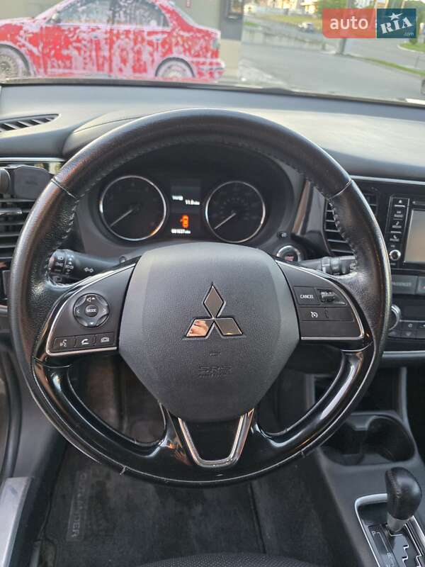 Внедорожник / Кроссовер Mitsubishi Outlander 2015 в Хмельницком