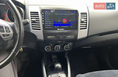 Позашляховик / Кросовер Mitsubishi Outlander 2011 в  фото 26 Позашляховик / Кросовер Mitsubishi Outlander 2011 в