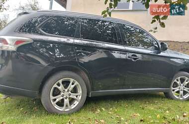 Позашляховик / Кросовер Mitsubishi Outlander 2013 в  фото 4 Позашляховик / Кросовер Mitsubishi Outlander 2013 в