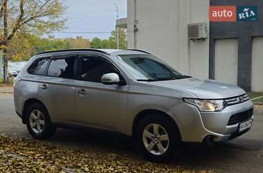 Внедорожник / Кроссовер Mitsubishi Outlander 2012 в 