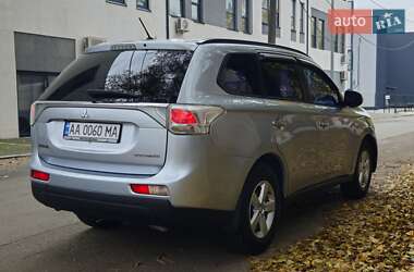 Внедорожник / Кроссовер Mitsubishi Outlander 2012 в 