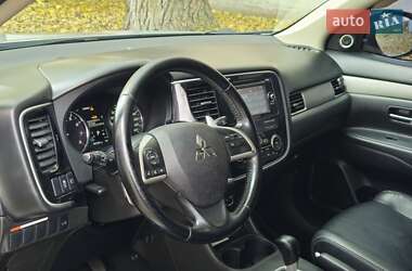 Внедорожник / Кроссовер Mitsubishi Outlander 2012 в 