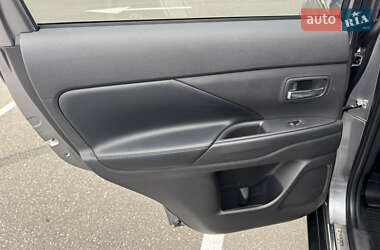 Внедорожник / Кроссовер Mitsubishi Outlander 2019 в 