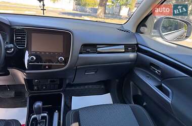 Внедорожник / Кроссовер Mitsubishi Outlander 2021 в 