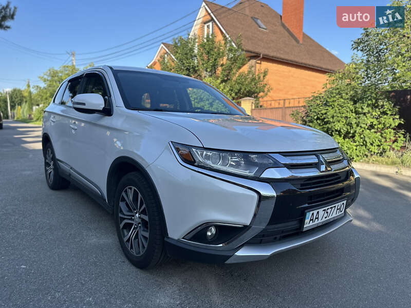 Внедорожник / Кроссовер Mitsubishi Outlander 2016 в Киеве