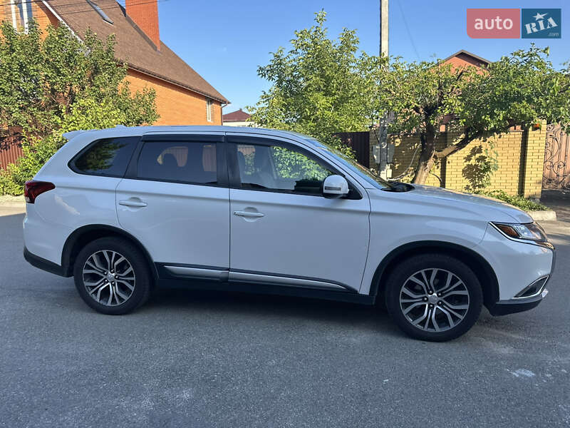 Внедорожник / Кроссовер Mitsubishi Outlander 2016 в Киеве