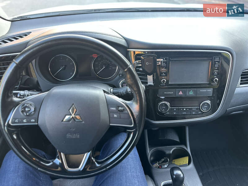 Внедорожник / Кроссовер Mitsubishi Outlander 2016 в Киеве