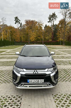 Позашляховик / Кросовер Mitsubishi Outlander 2022 в 