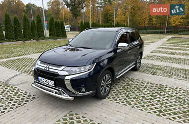 Позашляховик / Кросовер Mitsubishi Outlander 2022 в 