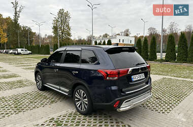 Позашляховик / Кросовер Mitsubishi Outlander 2022 в 