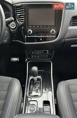 Позашляховик / Кросовер Mitsubishi Outlander 2022 в 