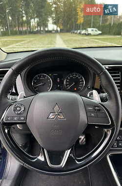 Позашляховик / Кросовер Mitsubishi Outlander 2022 в 