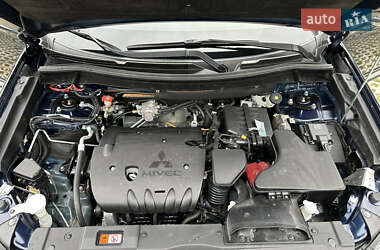 Позашляховик / Кросовер Mitsubishi Outlander 2022 в 