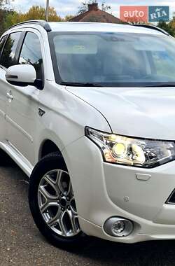 Позашляховик / Кросовер Mitsubishi Outlander 2014 в  фото 6 Позашляховик / Кросовер Mitsubishi Outlander 2014 в