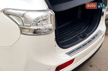 Позашляховик / Кросовер Mitsubishi Outlander 2014 в  фото 7 Позашляховик / Кросовер Mitsubishi Outlander 2014 в