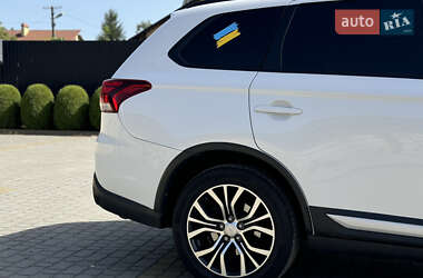 Внедорожник / Кроссовер Mitsubishi Outlander 2015 в 
