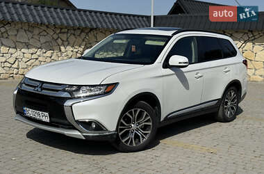 Внедорожник / Кроссовер Mitsubishi Outlander 2015 в 
