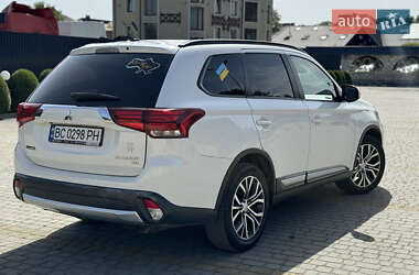 Внедорожник / Кроссовер Mitsubishi Outlander 2015 в 