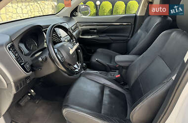 Внедорожник / Кроссовер Mitsubishi Outlander 2015 в 
