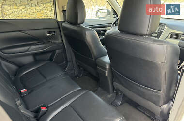 Внедорожник / Кроссовер Mitsubishi Outlander 2015 в 
