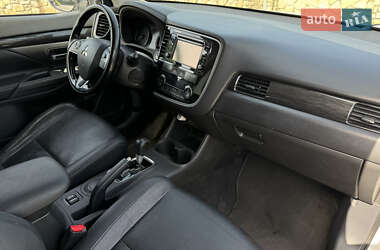 Внедорожник / Кроссовер Mitsubishi Outlander 2015 в 