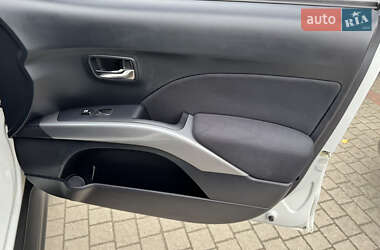 Внедорожник / Кроссовер Mitsubishi Outlander 2010 в 