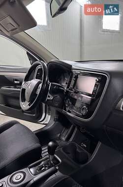 Позашляховик / Кросовер Mitsubishi Outlander 2016 в  фото 36 Позашляховик / Кросовер Mitsubishi Outlander 2016 в