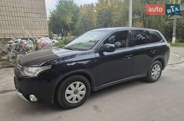 Внедорожник / Кроссовер Mitsubishi Outlander 2014 в 