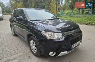 Внедорожник / Кроссовер Mitsubishi Outlander 2014 в 