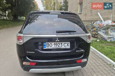Внедорожник / Кроссовер Mitsubishi Outlander 2014 в 