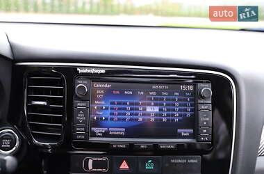 Внедорожник / Кроссовер Mitsubishi Outlander 2016 в 