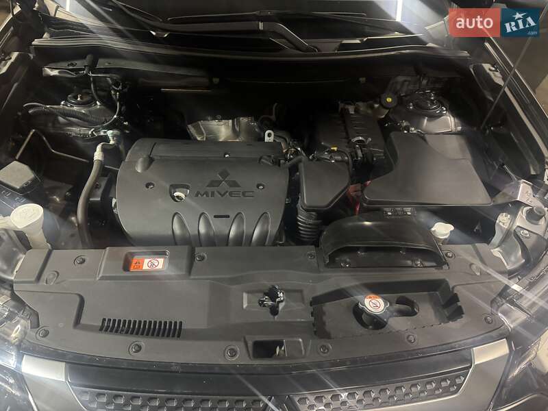 Внедорожник / Кроссовер Mitsubishi Outlander 2021 в Вишневом фото 9 Внедорожник / Кроссовер Mitsubishi Outlander 2021 в Вишневом