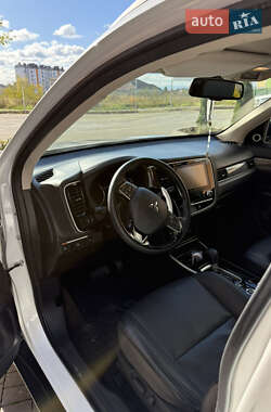 Позашляховик / Кросовер Mitsubishi Outlander 2021 в 