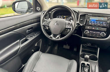 Позашляховик / Кросовер Mitsubishi Outlander 2016 в  фото 46 Позашляховик / Кросовер Mitsubishi Outlander 2016 в
