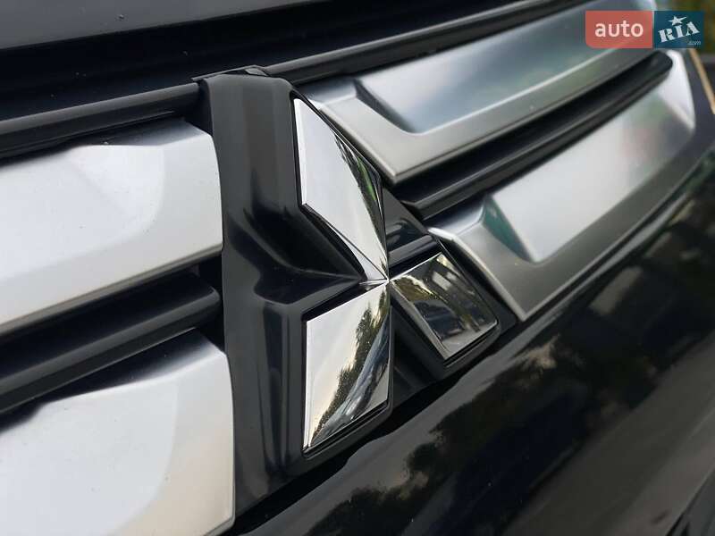 Внедорожник / Кроссовер Mitsubishi Outlander 2015 в Киеве